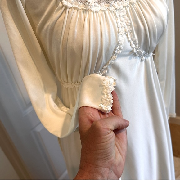 Vintage 1970’s Lace Wedding Gown - Picture 10 of 10